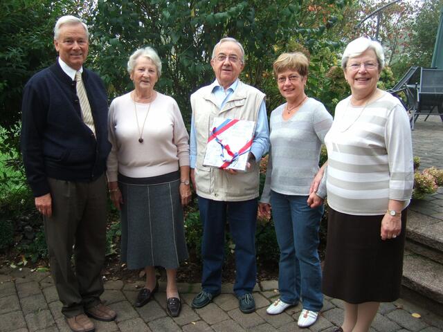 Trafen sich im Herbst 2007 noch zur gemeinsam Planung: v.l. Meitingens Bürgermeister Alfred Sartor, ehemalige Bürgermeisterin von Pouzauges Annick Cartier, Bürgermeister von Pouzauges Roger Colin, Gisela Sartor und Marcelle Colin.