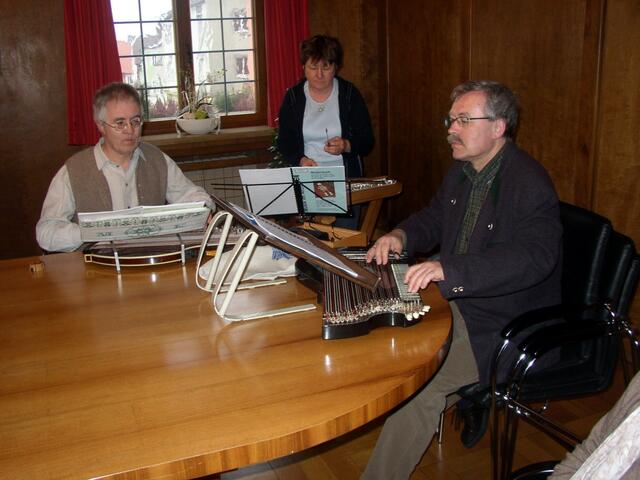 Alten Noten erklangen im offenen Archiv für Volksmusik in Krumbach