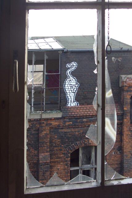 Katze an der Ziegelwand