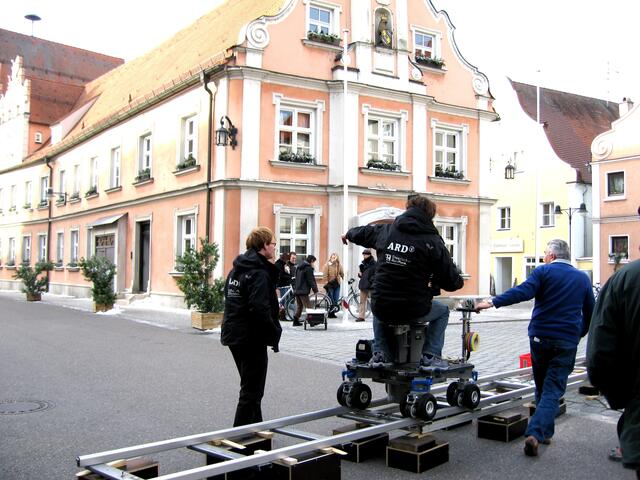 Dreharbeiten des BR vor dem Rathaus in Rain am Lech