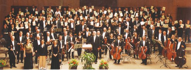 Die 180 Mitwirkenden des "ELIAS" beim Konzert in der Friedberger Stadthalle am 22. April. (Bild: Foto Behrbohm)