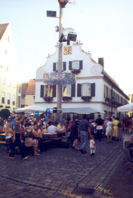 Gemütliches Beisammensein vor dem Rathaus