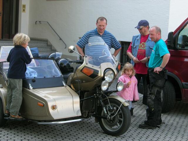 Treff im Hof des Kinderheimes