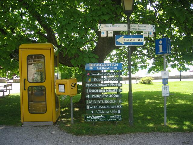 an der Ecke vom mittleren Platz diese Hinweise