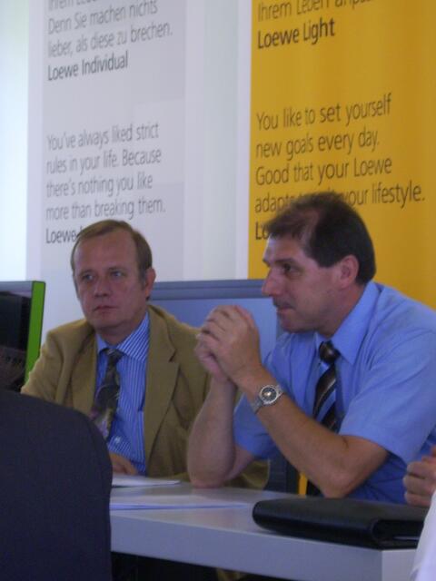 Joachim Klinkig (rechts), bfz Leiter und Dieter Saalfrank, Personalleiter der LOEWE AG