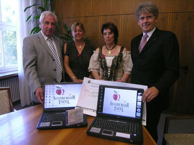 Kreissparkasse spendet zwei Laptops für die Augsburger Tafel