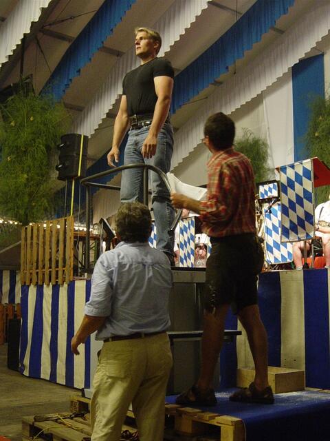 Steinheben beim Volksfest in Schrobenhausen