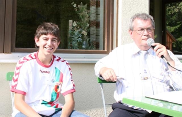 Spielgruppenleiter Kurt Aue (Re.) unterstützt von Daniel Hüttenhofer