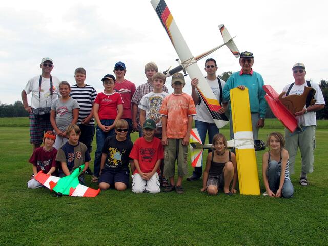 Alle "Schnupper-Piloten" mit ihren Lehrern