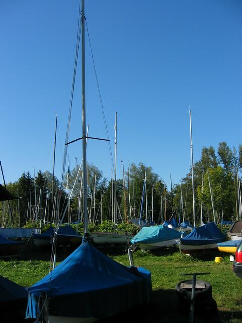 viele Boote stehen noch am See...