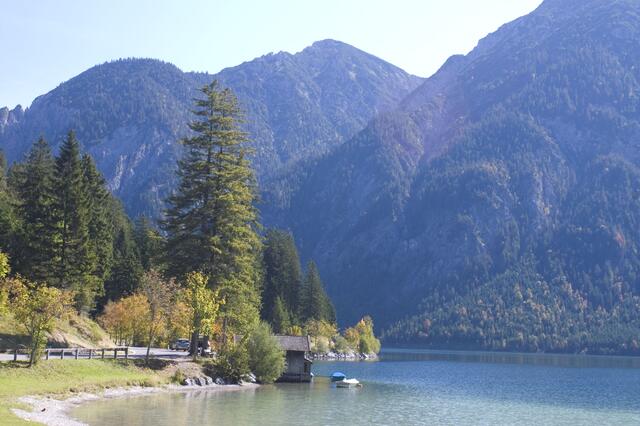 Der Plansee mit den Bergen im Gegenlicht. | Foto: ''