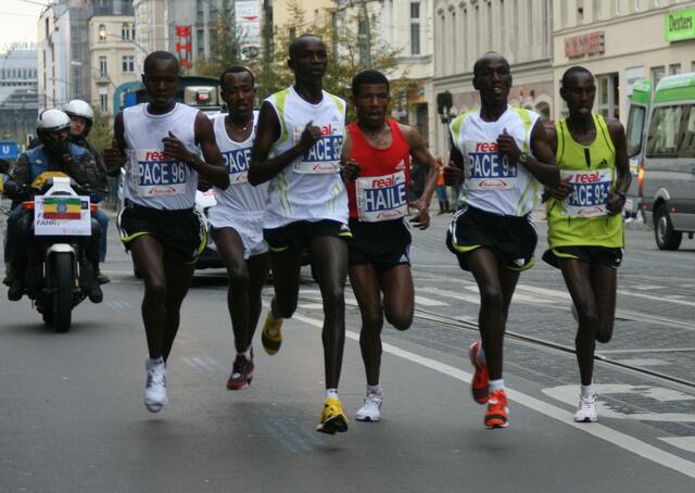 Haile mit fünf Pacemakern bei km 8