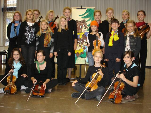 Alle mitspielenden Mädchen und junge Frauen