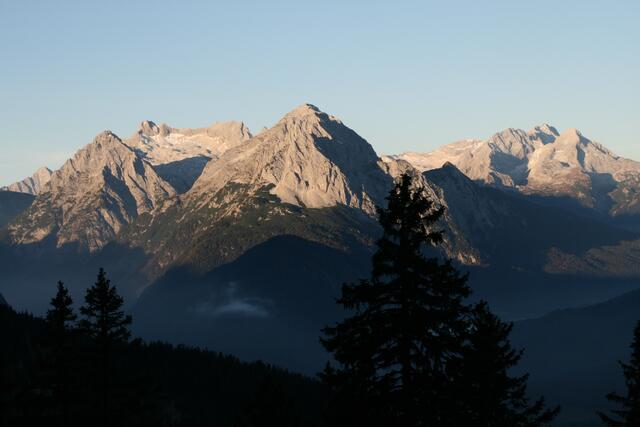 Blick von der Hochlandhütte auf das Wettersteingebirge in den frühen Morgenstunden