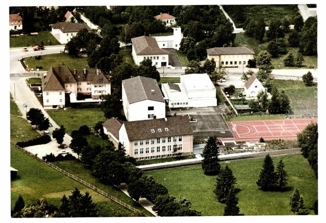 Ortsmitte 1975 mit Schulsportanlage an der Dering Schule