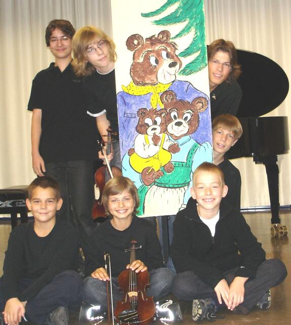 Diese Jungs bringen die in Not geratene Bärenfamilie mit Musik wieder in Schwung.