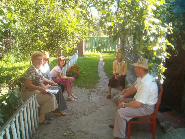 Familie Dwirko und Gäste im Garten
