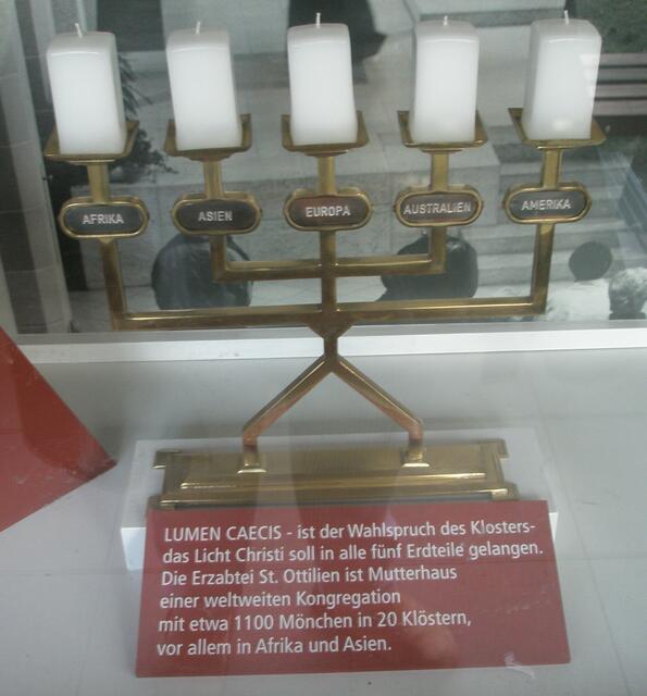 Kerzenständer aller Erdteile steht im Schaufenster vom Klosterladen