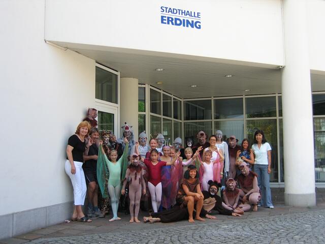 Die Akteure aus Neusäß und Stadtbergen vor der Stadthalle Erding.