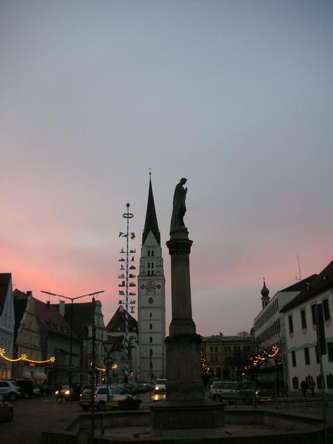 Marienbrunnen Richtung Kirche