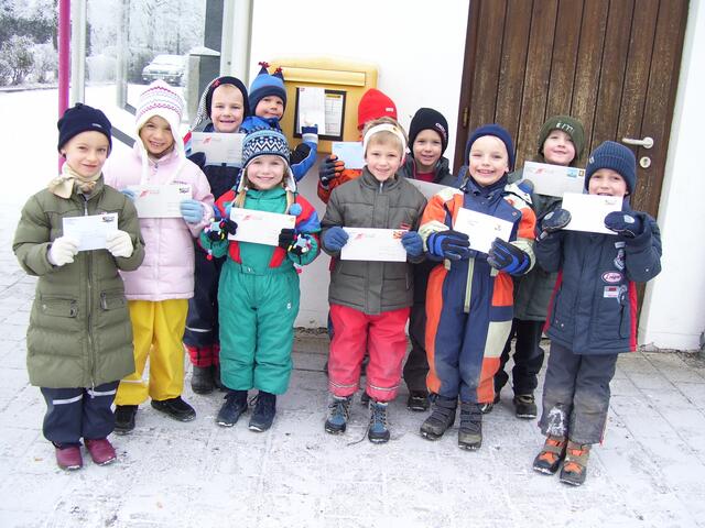 Kinder auf dem Weg zum Briefkasten