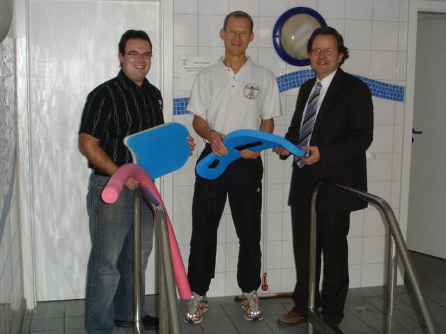 Martin Comanns übergibt Spende an OB