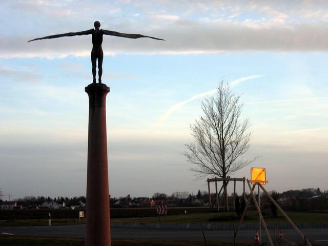 Von der Ikarus Figur am Eingangkreises erhält das neue AEZ den Namen.