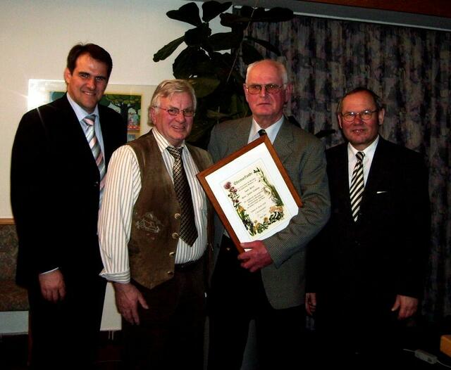 Von links nach rechts: Bürgermeister Christian Konrad, Manfred Schmid, Horst Junker und Hans Joas