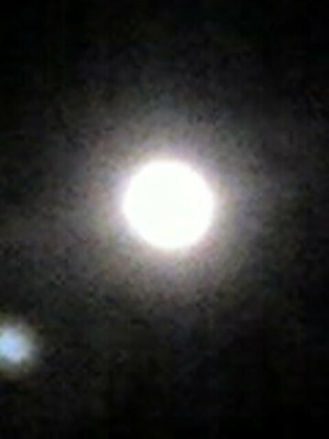 Noch ist der Mond nicht voll, noch leuchtet er hell und klar.....
