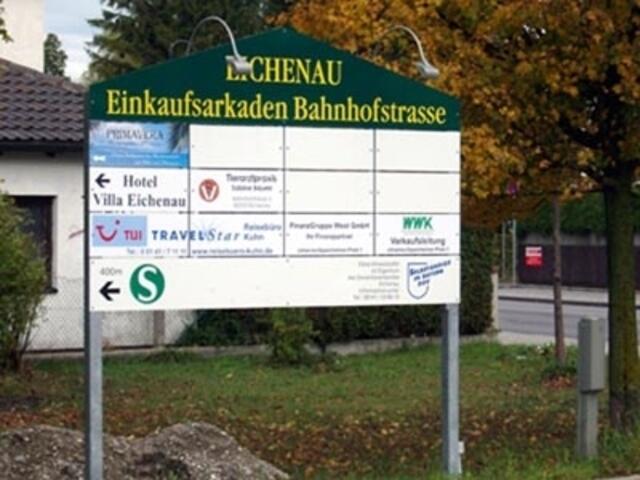 Werbung bei der Einfahrt in die "Sackstraße" zum Bahnhof