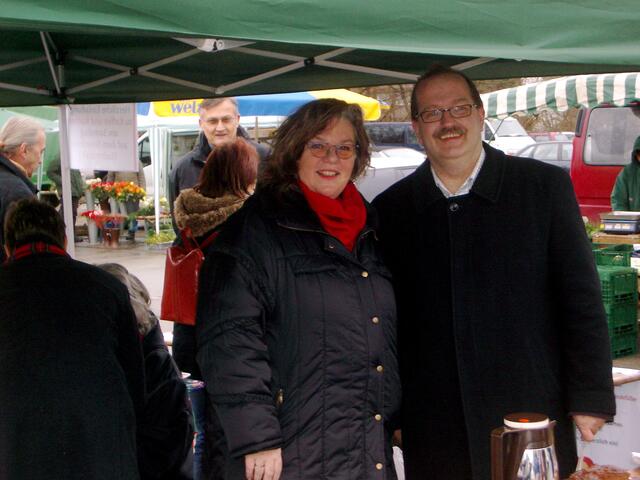 Auf dem Stadtmarkt: Sonja Hefele und Christian Rindsfüßer