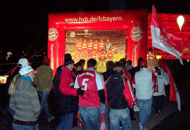 die Fans strömen zum "Tempel"
