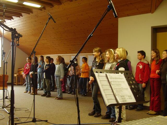Mit Begeisterung und Konzentration sangen die Kindes des Westendorfer Schulchores bei der Aufnahme der CD zum Buch "Spaß beim Singen".