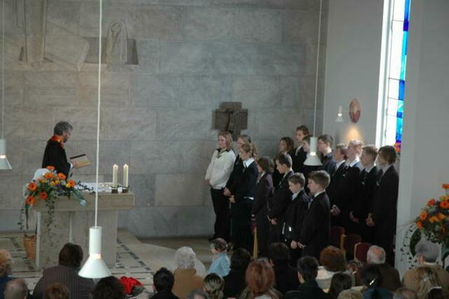 Pfarrer Maiwald stellt die Konfirmationsfrage