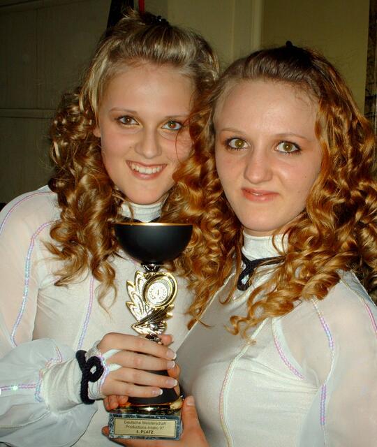 Franziska und Elena halten im Namen der ganzen Truppe deb Pokal in Händen