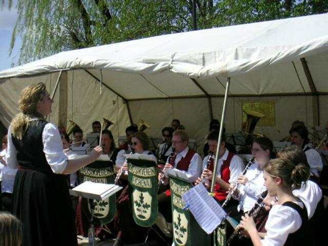Musikverein Eichenau spielt auf dem Maifest