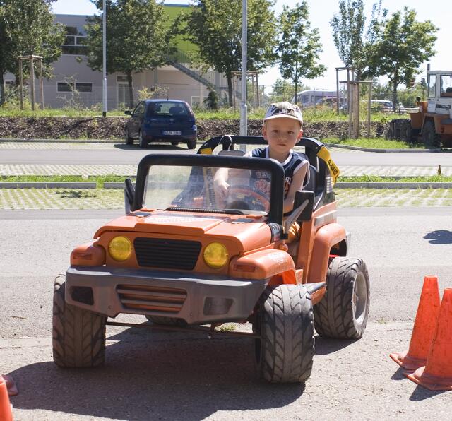 Zahlreiche Kindergartenkinder nutzten die Gelegenheit um das Fahrzeug sicher durch den Parcour zu steuern.