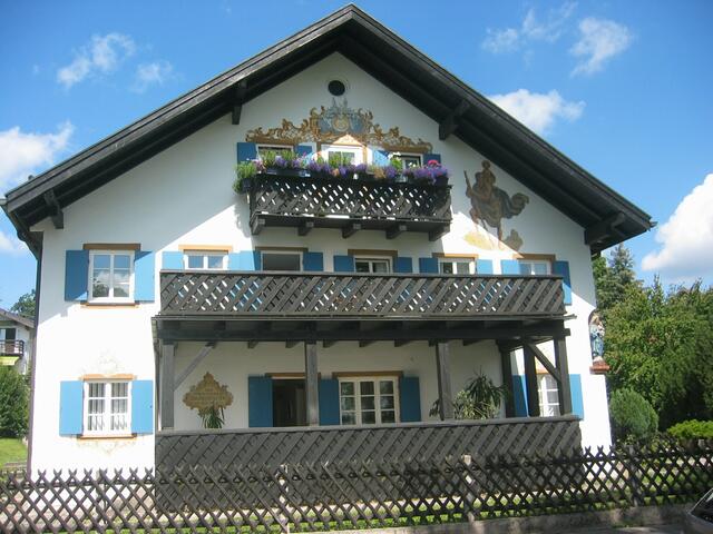 auf der anderen Straßenseite ein schönes Haus...