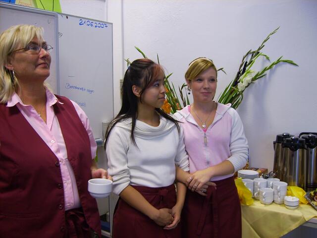 Ausbilderin Petra Bruch mit Anne Ngyuen van und Tina Hunger, die für das Catering verantwortlich waren.