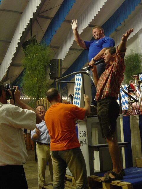 Steinheben beim Volksfest in Schrobenhausen