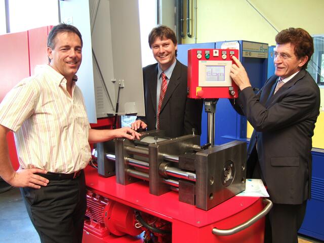 Der Meitinger Unternehmer Erich Büchele zeigt dem Bürgermeisterkandidaten Dr. Michael Higl und MdL Georg Winter (von links) eine der von Ebm speziell