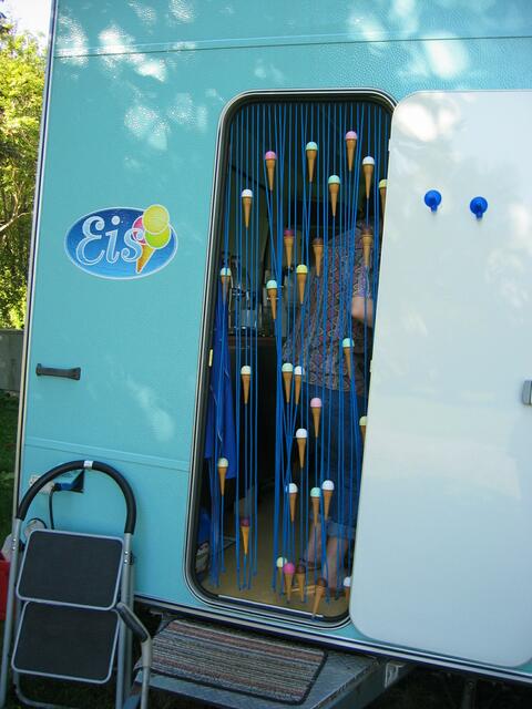 einen lustigen Türvorhang hatte der Eiswagen