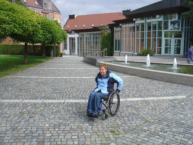 Birgit Wüstenberg im Rollstuhl