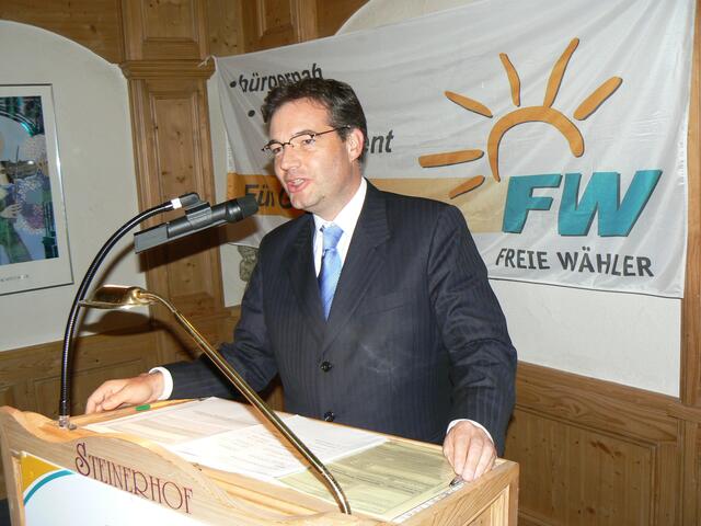 Landratskandidat Bernhard Hannemann beglückwünscht die FW Gersthofen