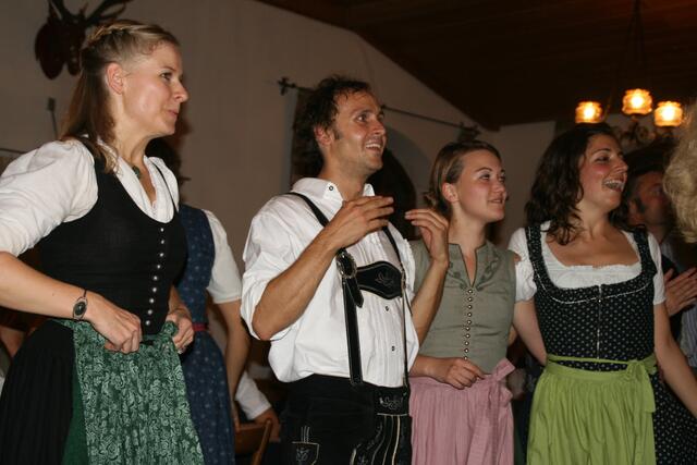 Kurze Rast zwischen zwei Tänzen. Von Links: Julia, Andi, Mulle, Mire