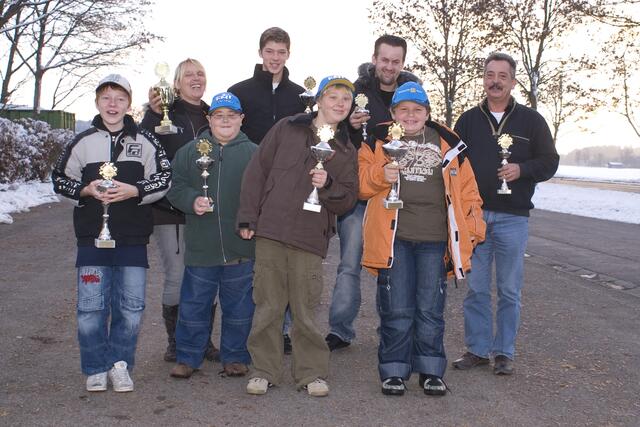 Das erfolgreiche JugendKartSlalom-Team des MAC Königsbrunn e.V. im ADAC nach der Jahressiegerehrung im Schwabenpokal 2007