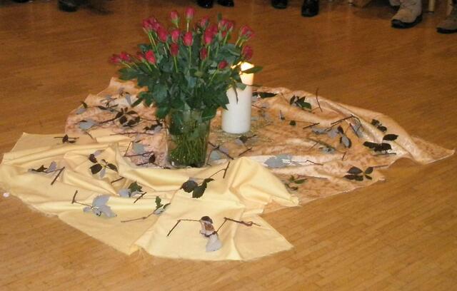 ...und aus den Dornen wachsen Rosen und die Kerze leuchtet