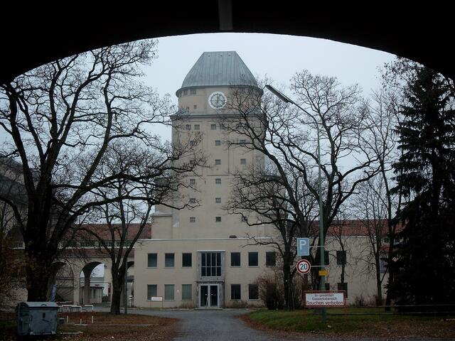 Der Behälterturm mit der Turmuhr