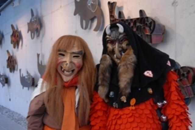 Bei einer Sonderaktion zur schwäbisch-alemannischen Fastnacht ist der Maskenschnitzer Markus Thor zwei Tage lang im Ellwanger Alamannenmuseum zu Gast. Jeder Besucher darf selbst an einer Fastnachtsmaske schnitzen (Foto: Ursula Maier).
