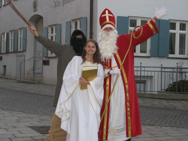 Ein super Team: Der Hl. Nikolaus (M.Ölhorn) mit seinem Knecht Rupprecht (Peter Sedlmayr) und dem Engel (Tanja Beu)